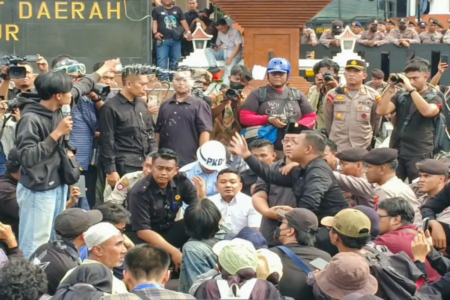 Aksi Indonesia Gelap Di Jatim, Massa Siram Air Ke Anak Risma PDIP