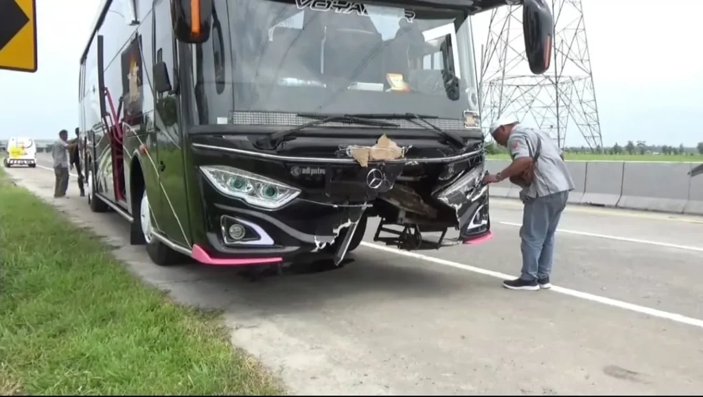 Bus Rombongan Mahasiswa Polines Tabrak Mobil Patwal, Tol Ngawi-Solo Macet