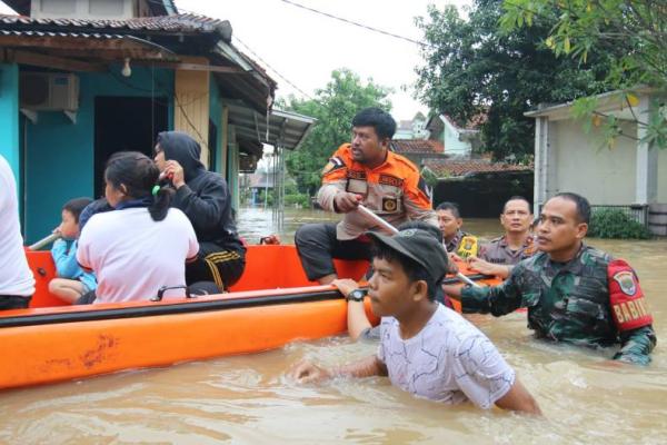 Damkar Evakuasi Warga Depok Terjebak Banjir: Air Seleher Orang Dewasa