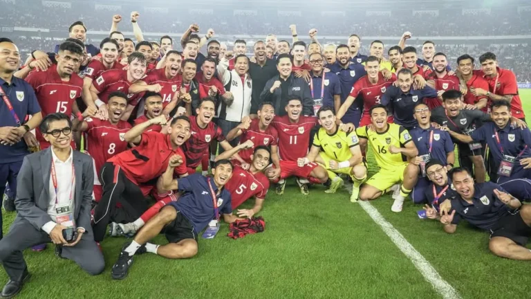 _kebanggaan_bagi_Presiden_dapat_menyaksikan_secara_langsung_kemenangan_Timnas_Indonesia_atas_Tiongkok_dengan_skor_1-0._Pencapaian_ini_diharapkan_menjadi_pemacu_semangat_bagi_anak-anak_bangsa_un