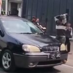 polisi-mengamankan-pria-yang-viral-di-medsos-karena-mengamuk-hingga-melempar-batu-ke-kaca-mobil-di-jagakarsa-dok-istimewa-1788433367051_169