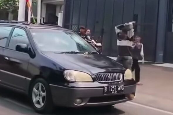 polisi-mengamankan-pria-yang-viral-di-medsos-karena-mengamuk-hingga-melempar-batu-ke-kaca-mobil-di-jagakarsa-dok-istimewa-1788433367051_169