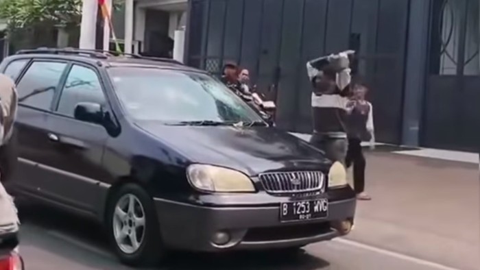 polisi-mengamankan-pria-yang-viral-di-medsos-karena-mengamuk-hingga-melempar-batu-ke-kaca-mobil-di-jagakarsa-dok-istimewa-1788433367051_169