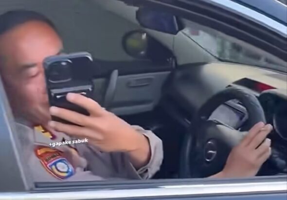 viral_polisi_merokok-YPhj_large