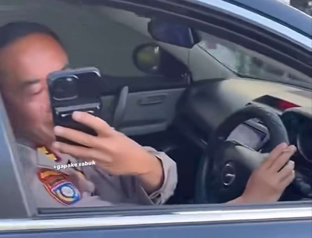 viral_polisi_merokok-YPhj_large